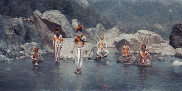 Những tăng lữ tha hương của bộ tộc Aghori cư trú ở Varanasi. Đây là tộc người cổ đầy bí ẩn ở Ấn Độ, có tục bôi bột trắng lên mặt và đeo nhiều tràng hạt quanh cổ. Họ sống gần các khu hỏa táng và có nhiều tục lệ kỳ dị.