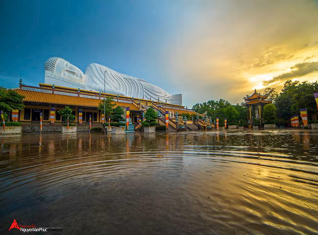 Chùa Hội Khánh: Bình Dương - quê hương của cầu thủ Anh Đức còn là nơi Phật giáo hưng thịnh, với nhiều ngôi chùa cổ có kiến trúc độc đáo, chùa Hội Khánh là một ngôi chùa cổ trong số đó. Hiện nay, qua nhiều lần trùng tu, chùa vẫn giữ được nét cổ kính với các tượng Phật, bồ tát đều làm bằng gỗ thếp vàng, xung quanh chánh điện có tượng của 18 vị La Hán.