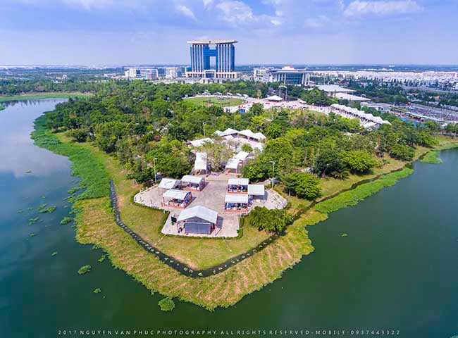 Khu trung tâm hành chính thành phố mới: Đến Bình Dương hôm nay, du khách sẽ ngỡ ngàng với khu trung tâm hành chính. Với kiến trúc hiện đại, qui hoạch tầm cao, những khu phức hợp đáp ứng cho nhu cầu làm việc, học tập và nghỉ dưỡng của người dân. Sự hiện đại ấy được đan xen với khung cảnh thiên nhiên xanh ngát, điểm nhấn chính là thành phố mới được bao quanh bởi dòng sông hiền hòa uốn lượn, cây cối được phủ xanh khắp nơi.