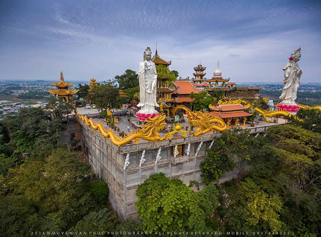 Chùa Châu Thới: Không chỉ là một vùng đồng bằng trù phú, Bình Dương cũng có núi được xếp hạng danh thắng quốc gia. Núi Châu Thới nằm tại xã Bình An, thị xã Dĩ An. Tọa lạc trên đỉnh núi là một ngôi chùa cổ do thiền sư Khánh Long khai sơn, lúc đầu chùa có tên là Hội Sơn. Chùa nổi tiếng với lối kiến trúc đặc sắc, linh khí trang nghiêm, phong cảnh hữu tình, hơn nữa chùa còn nằm gần các khu vui chơi, nghỉ mát như suối Lồ Ồ, núi Bửu Long, thuận tiện cho du khách tham quan, vãn cảnh.