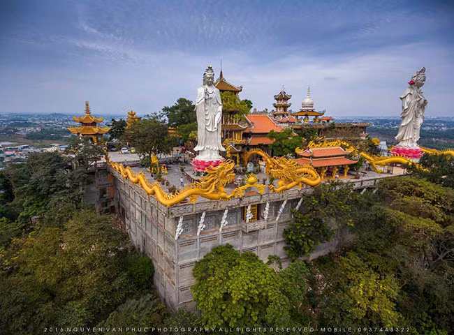 Chùa Châu Thới: Không chỉ là một vùng đồng bằng trù phú, Bình Dương cũng có núi được xếp hạng danh thắng quốc gia. Núi Châu Thới nằm tại xã Bình An, thị xã Dĩ An. Tọa lạc trên đỉnh núi là một ngôi chùa cổ do thiền sư Khánh Long khai sơn, lúc đầu chùa có tên là Hội Sơn. Chùa nổi tiếng với lối kiến trúc đặc sắc, linh khí trang nghiêm, phong cảnh hữu tình, hơn nữa chùa còn nằm gần các khu vui chơi, nghỉ mát như suối Lồ Ồ, núi Bửu Long, thuận tiện cho du khách tham quan, vãn cảnh.