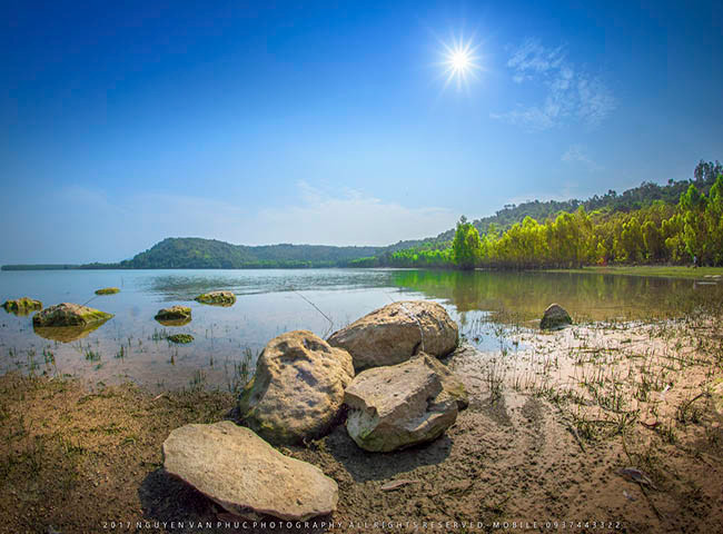 Hồ Dầu Tiếng: Hồ Dầu Tiếng là một trong những hồ nước nhân tạo lớn nhất của Việt Nam và Đông Nam Á. Hồ này giáp 3 tỉnh Tây Ninh, Bình Dương và Bình Phước, là một công trình thuỷ lợi quan trọng ở Miền Nam. Với diện tích mặt hồ lên đến 270km2, quanh năm xanh biếc, phẳng lặng, lòng hồ có các ốc đảo tự nhiên như đảo Xỉn, đảo Trảng... Đến khu du lịch hồ Dầu Tiếng, du khách sẽ được thưởng thức phong cảnh hữu tình với nhiều góc máy của bình minh rực rỡ trên sóng nước, hay mặt trời dần xuống buổi hoàng hôn với đầy màu sắc huy hoàng.