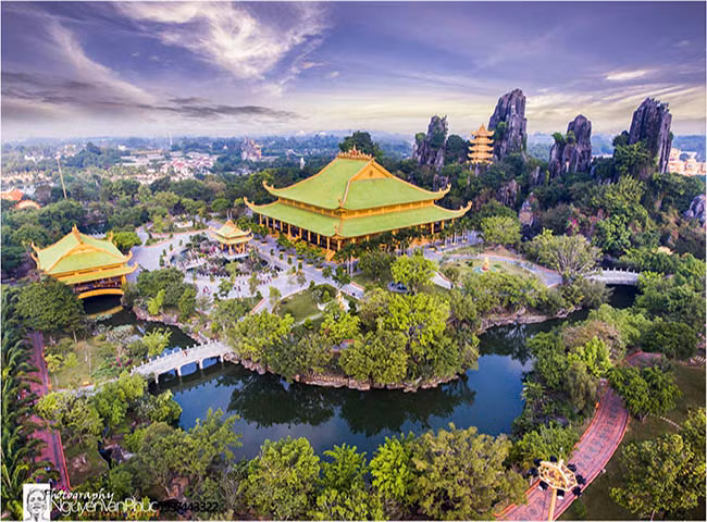 Khu du lịch Đại Nam: Nếu du khách chỉ muốn tham quan Bình Dương trong một ngày mà vẫn muốn có gì đó ấn tượng để lại trong lòng, có lẽ lạc cảnh Đại Nam văn hiến sẽ là nơi thích hợp nhất. Quần thể khu du lịch này gồm những công trình vui chơi, giải trí, nghỉ dưỡng, tâm linh, tham quan học hỏi... mà hạng mục nào cũng được xây dựng hoành tráng tầm cỡ thế giới. Thậm chí có cả vườn bách thú - nơi nuôi dưỡng nhiều loài động vật có tên trong danh sách đỏ.