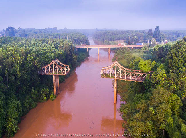 Cầu gãy Phú Giáo: Để có được những ngày tháng thanh bình êm ả với nền kinh tế đáng tự hào như hôm nay, Bình Dương cũng như những vùng đất khác của Miền Nam đã trãi qua chiến tranh khốc liệt và đau thương. Chiếc cầu gãy giữa nhịp ngang Sông Bé là dấu tích còn lại của một thời lửa đạn không thể nào quên.