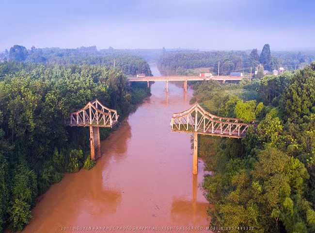 Cầu gãy Phú Giáo: Để có được những ngày tháng thanh bình êm ả với nền kinh tế đáng tự hào như hôm nay, Bình Dương cũng như những vùng đất khác của Miền Nam đã trãi qua chiến tranh khốc liệt và đau thương. Chiếc cầu gãy giữa nhịp ngang Sông Bé là dấu tích còn lại của một thời lửa đạn không thể nào quên.