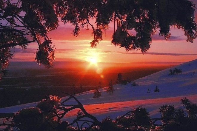 5. Ngắm bình minh trên sườn núi Levi: Sườn núi Levi là một trong những địa điểm trượt tuyết tiêu chuẩn thế giới. Tuy nhiên, đây cũng là nơi mà du khách có thể ngắm cảnh bình minh tuyệt diệu. Dù mùa đông ở Lapland rất tối, nhưng vào những ngày ít mây và được mặt trời ưu ái, Lapland buổi bình minh được ví như "sự trỗi dậy hòa bình" của miền tuyết trắng vậy.