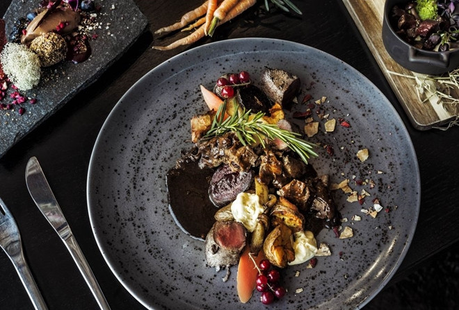 2. Thưởng thức đặc sản địa phương: Tới Lapland bạn sẽ không thể không ghé qua một trong những nhà hàng nổi tiếng nhất vùng đất này chính là Arctic Boulevard. Nhà hàng này được biết tới với những món ăn có nguyên liệu từ tuần lộc và các loại quả rừng rất đặc biệt. Một trong những món ăn trứ danh phải thử chính là món tuần lộc nướng than hoa. Thưởng thức vị ngọt từ miếng thịt nướng chín tới phảng phất mùi khói than hoa, quyện với vị tươi của các loại sốt quả rừng trong tiết trời lạnh giá thì đúng là "hết sảy".