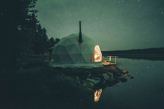 Truyền thuyết của Phần Lan kể lại rằng, sự hình thành cực quang là do những con cáo tuyết phản chiếu lại trên bầu trời khi chạy nhảy trên các lãnh nguyên. Tại Lapland, cực quang xuất hiện rõ nhất là vào khoảng tháng 9 đến tháng 3 hàng năm.