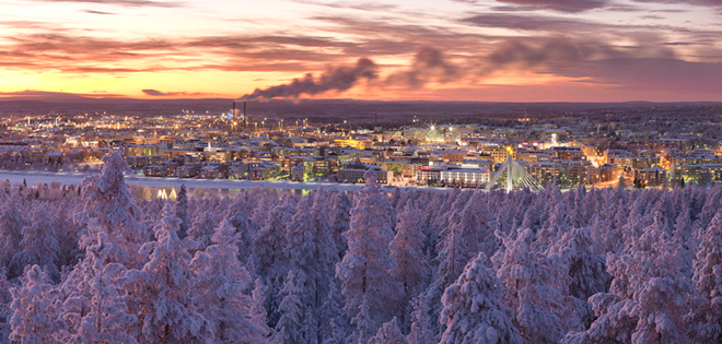 Lapland là vùng đất rộng lớn nhất của Phần Lan và nằm ở cực Bắc của nước này. Lapland được ví như "vùng đất của Giáng sinh" bởi khí hậu băng giá nơi đây tạo điều kiện thuận lợi cho sự phát triển của cây lá kim, đặc biệt là cây thông - một biểu tượng của Giáng sinh. Ngoài ra, theo cách mà người bản địa thường lý giải với các du khách, thì Lapland được ví như vậy là do vùng đất có số lượng tuần lộc nhiều hơn cả con người. Tháng 12 hàng năm là thời điểm mà Phần Lan tổ chức rất nhiều lễ hội, và để rời xa các đô thị cho một kỳ nghỉ "trong lành và trải nghiệm", không đâu khác, Lapland là sự lựa chọn rất hoàn hảo. Nghỉ dưỡng với không khí cực trong lành, trải nghiệm ngắm cực quang, bơi trong sông băng hay khám phá Lapland bằng xe kéo Husky là những hoạt động không thể bỏ qua.