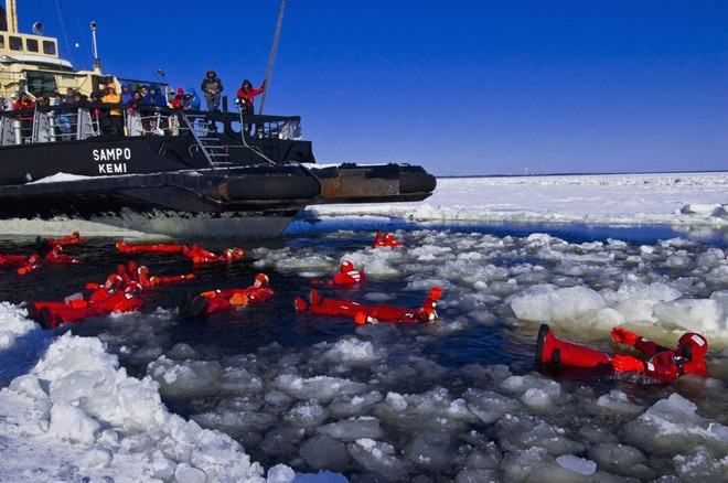 8. Bơi trên sông băng: Đi theo con tàu phá băng nặng 3.500 tấn, bạn sẽ có cơ hội được trải nghiệm "lạc trôi" trên những dòng sông băng khắc nghiệt trên vịnh Twonia. Nhưng tất nhiên, du khách sẽ phải mặc một bộ quần áo bảo hộ để giữ cho nhiệt độ cơ thể được cân bằng.
