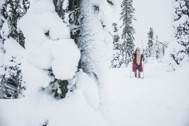 7. Tham quan văn phòng của Ông già Noel: Ở Lapland thực sự có một ngôi nhà của Ông già Noel. Tới Lapland vào mùa nào thì bạn đều có có cơ hội được tham quan văn phòng và ghé chơi với những chú tuần lộc của Ông già Noel. Đặc biệt, các bạn nhỏ có thể trực tiếp gửi yêu cầu về món quà mà mình muốn nhận được trong dịp năm mới và chắc chắn sẽ được nhận đúng món quà đó. Xây dựng những mô hình thực nhất với những câu chuyện không có thật, Lapland thực sự là một "miền đất hứa" cho các bạn nhỏ.