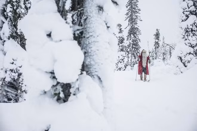 7. Tham quan văn phòng của Ông già Noel: Ở Lapland thực sự có một ngôi nhà của Ông già Noel. Tới Lapland vào mùa nào thì bạn đều có có cơ hội được tham quan văn phòng và ghé chơi với những chú tuần lộc của Ông già Noel. Đặc biệt, các bạn nhỏ có thể trực tiếp gửi yêu cầu về món quà mà mình muốn nhận được trong dịp năm mới và chắc chắn sẽ được nhận đúng món quà đó. Xây dựng những mô hình thực nhất với những câu chuyện không có thật, Lapland thực sự là một "miền đất hứa" cho các bạn nhỏ.