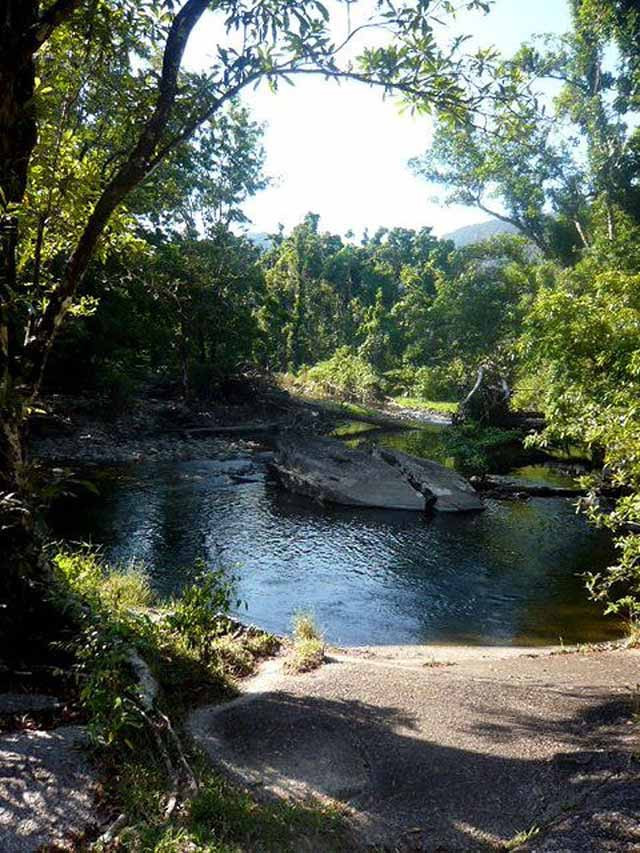 Người ta tương truyền rằng tại đây có một linh hồn của một cô gái trẻ đang lang thang khắp núi rừng, cô ấy đi tìm người yêu của mình và lấy đi tính mạng của những chàng trai trẻ dám mạo phạm vào thánh địa của cô. Thật ra, ở đây cũng đã có rất nhiều chàng trai trẻ mất mạng, nhưng lý do của những cái chết này không phải là một hiện tượng tâm linh, mà chỉ là một sự trùng hợp ngẫu nhiên hoặc là tai nạn đáng tiếc. Trong mọi trường hợp, nơi này vẫn là một nơi rất nguy hiểm.