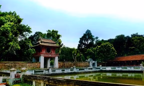 Văn Miếu - Quốc Tử Giám, trường Đại học đầu tiên tại Việt Nam được in trên tờ tiền 100.000 đồng. Công trình Khuê Văn Các tại Văn Miếu - Quốc Tử Giám được chọn là biểu tượng của Thủ đô Hà Nội.