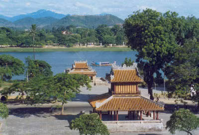 Tờ 50.000 đồng có in hình Nghênh Lương Đình và Phu Văn Lâu, hai công trình được xây dựng dưới thời Nguyễn dùng làm nơi nghỉ chân của nhà vua trước khi đi xuống bến sông Hương (Thừa Thiên - Huế) để lên thuyền rồng hoặc làm nơi hóng mát.