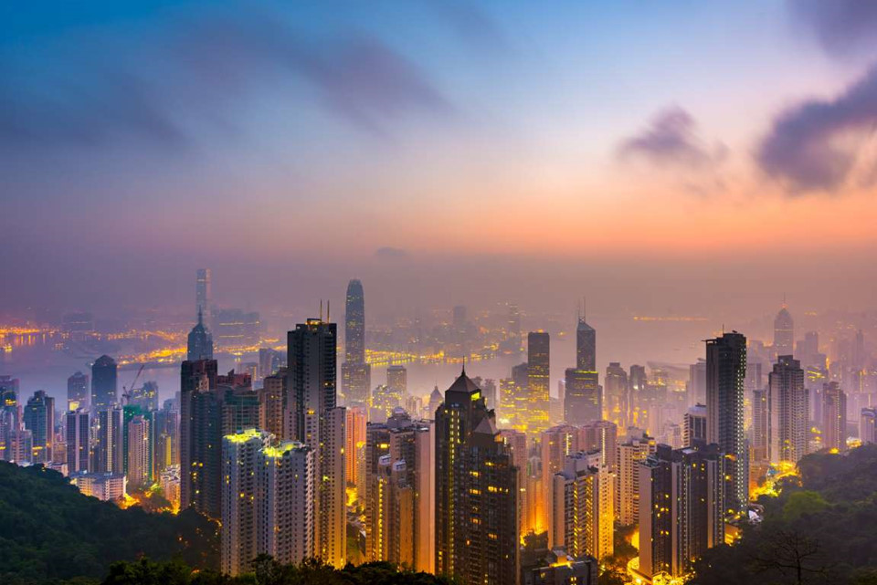 11. Núi Thái Bình, Hong Kong, Trung Quốc: Núi Thái Bình còn có tên là Victoria Peak hay Mount Austin, đây là ngọn núi cao nhất trên bán đảo Hong Kong. Tới đây, bạn không chỉ được ngắm toàn cảnh thành phố từ trên cao, mà còn bắt được khung cảnh hoàng hôn tuyệt đẹp nơi Mặt Trời dần khuất bóng sau những rặng núi phía xa.