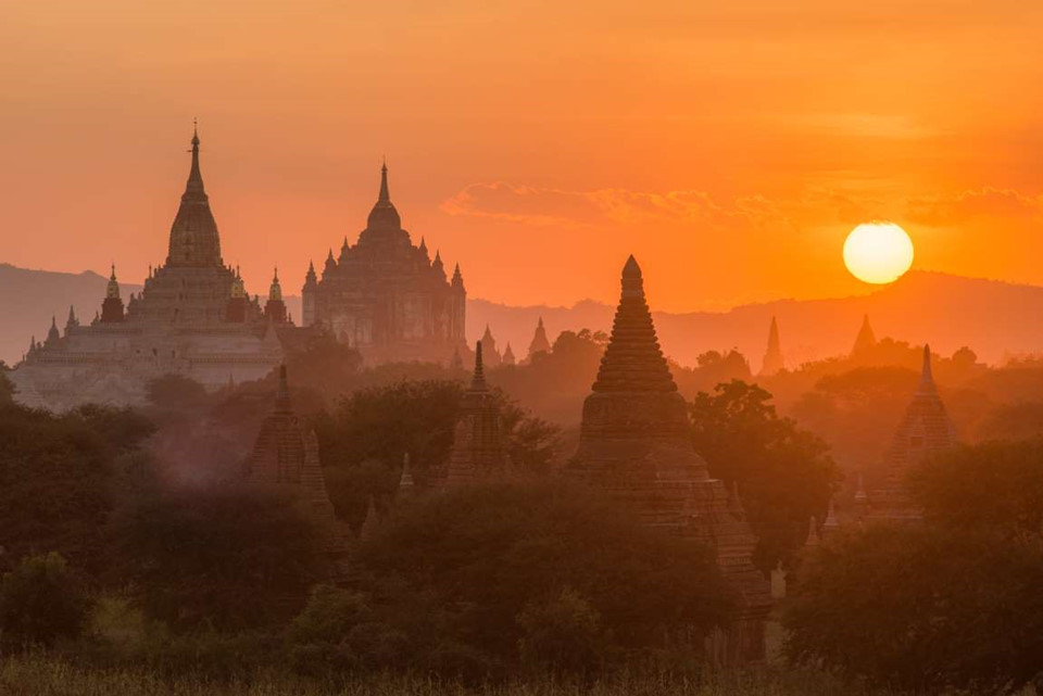 4. Bagan, Myanmar: Thành phố cổ Bagan của Myanmar được mệnh danh là "thiên đường của Mặt Trời", ước tính có 10.000 ngôi đền, chùa và tu viện nằm rải rác khắp vùng đồng bằng rộng lớn. Đây cũng là một trong những điểm ngắm hoàng hôn tráng lệ, khi ánh Mặt Trời đi xuống chiếu những tia nắng len lỏi trên viền hàng nghìn ngôi đền và chùa cổ.