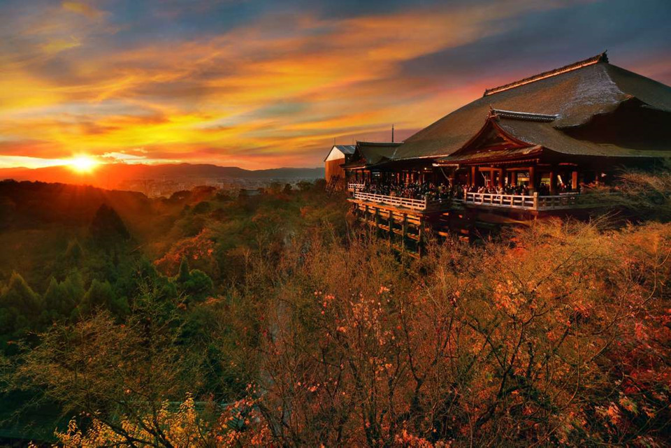 8. Đền Kiyomizu-dera, Nhật Bản: Đền Kiyomizu-dera là địa điểm du lịch nổi tiếng của Kyoto, mỗi năm ngôi đền đón khoảng 3 triệu lượt du khách tham quan. Cổng phía tây Sai-mon của ngôi đền có lẽ là nơi ngắm hoàng hôn đẹp nhất, khi đó những gam màu rực rỡ của nền trời phản chiếu chi tiết trên kiến trúc công trình.