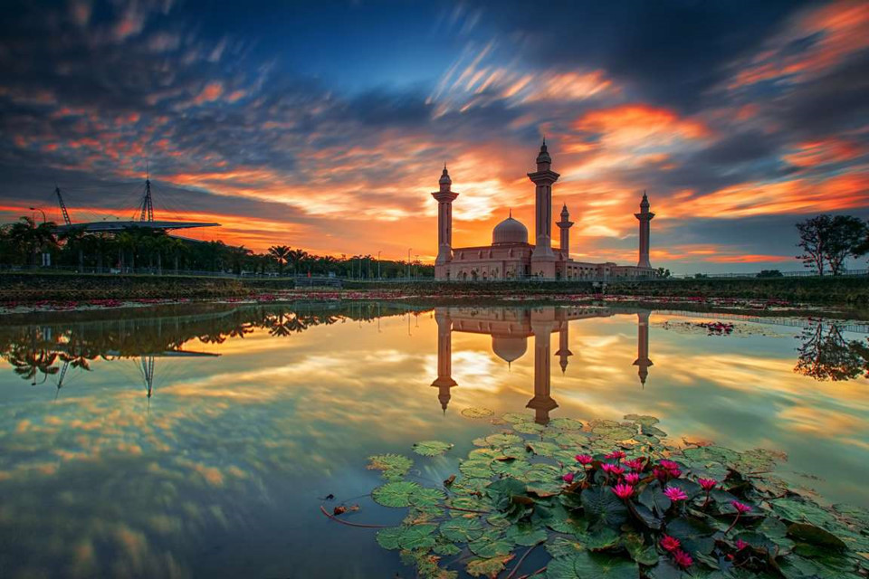 12. Nhà thờ Hồi Giáo Tengku Ampuan Jemaah, Malaysia: Nhà thờ Hồi giáo Hoàng gia Tengku Ampuan Jemaah nằm ở Bukit Jelutong, Malaysia, là thánh đường thu hút du khách tới tham quan bởi vẻ đẹp kiến trúc kết hợp trên nền thiên nhiên huyền ảo. Cảnh hoàng hôn phản chiếu trên mặt hồ tuyệt đẹp của nhà thờ chắc chắn sẽ gây ấn tượng mạnh với bất kỳ ai một lần được chiêm ngưỡng.