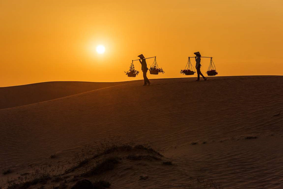 10. Mũi Né, Bình Thuận, Việt Nam: Mũi Né là một mũi biển thuộc TP Phan Thiết, tỉnh Bình Thuận, nơi đang dần trở thành trung tâm du lịch, thu hút đông đảo du khách những năm gần đây. Để ngắm được cảnh hoàng hôn trong nền trời đẹp đến kinh ngạc này, bạn có thể chọn ngồi trên bãi biển hoặc trên những cồn cát trải dài.