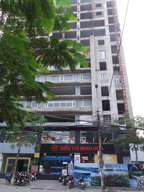 Công trình thi công dang dở, nhưng chủ đầu tư lại tiến hành cải tạo cho thuê mặt bằng tầng 1 làm siêu thị, cửa hiệu cắt tóc với quy mô hoành tráng - Ảnh nguồn: Tiền Phong.