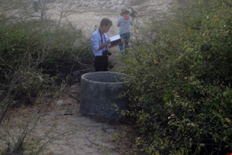  Kho báu 4.000 tấn vàng ở Bình Thuận? “Kho báu núi Tàu chứa 4.000 tấn vàng thực chất được chôn giấu dưới ba cái giếng”, đó là trình báo của ông Nguyễn Văn Đợi, ngụ quận Gò Vấp, TP.HCM với chính quyền xã Phước Thể, huyện Tuy Phong, Bình Thuận. Cả ba vị trí nói trên cách núi Tàu, nơi ông Trần Văn Tiệp từng bỏ ra hơn 20 năm tìm kiếm, khoảng 1 km - Ảnh nguồn: Pháp luật TP HCM.