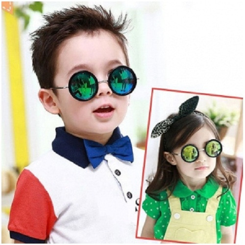 Cho bé đeo kính râm mà không quan tâm đến bệnh tình của bé thì bệnh càng tăng nặng - Ảnh minh họa: nguồn Internet.