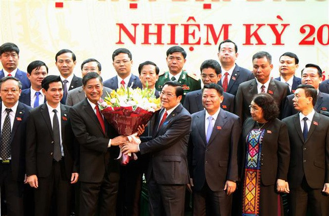 Ông Nguyễn Hữu Đông năm nay 49 tuổi, quê tỉnh Phú Thọ. Ông có trình độ học vấn: thạc sỹ quản trị kinh doanh, Cử nhân Luật. Ông Đông nguyên là Chủ tịch huyện Yên Lập, Bí thư Huyện ủy Yên Lập (Phú Thọ); nguyên Trưởng Ban Nội chính Tỉnh ủy Phú Thọ; nguyên Phó Bí thư Tỉnh ủy, Phó Bí thư Thường trực Tỉnh ủy Phú Thọ; nguyên Phó Bí thư Tỉnh ủy, Bí thư Tỉnh ủy Sơn La khóa XIV, nhiệm kỳ 2015-2020.