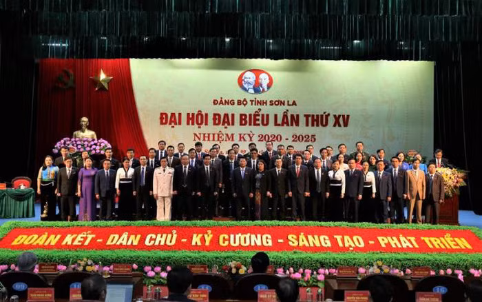 Ngày 23/9, Đại hội đại biểu Đảng bộ tỉnh Sơn La lần thứ XV, nhiệm kỳ 2020-2025 đã khai mạc. Theo kết quả bầu cử công bố tại Đại hội, ông Nguyễn Hữu Đông, Ủy viên dự khuyết Ban Chấp hành Trung ương Đảng, Bí thư Tỉnh ủy Sơn La nhiệm kỳ 2016-2020 được tín nhiệm bầu giữ chức Bí thư Tỉnh ủy khóa XV, nhiệm kỳ 2020-2025.