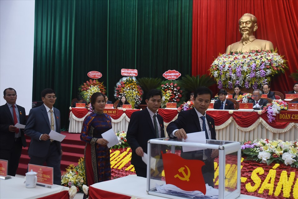 Ông Dương Văn Trang, Bí thư Tỉnh ủy Kon Tum nhiệm kỳ 2015-2020, tiếp tục được bầu giữ chức Bí thư Tỉnh ủy Kon Tum nhiệm kỳ 2020-2025. Ông Dương Văn Trang (cử nhân Đại học Quân sự) sinh ngày 20/12/1961, tại huyện Mộ Đức, tỉnh Quảng Ngãi. Ông là Ủy viên Ban chấp hành Trung ương Đảng khóa XII, Đại biểu Quốc hội khóa XII.