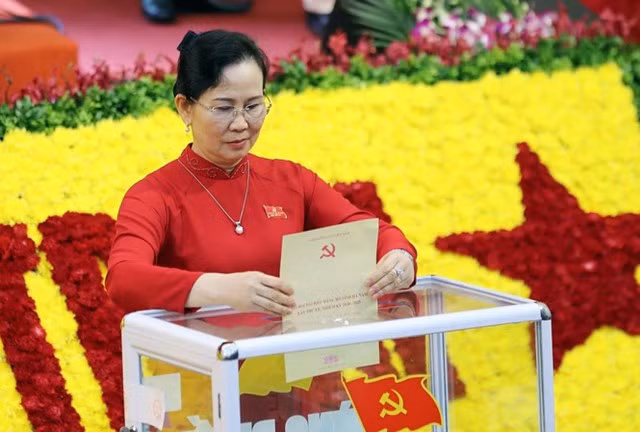  Bà Lê Thị Thủy (56 tuổi, quê Nghệ An), Bí thư Tỉnh ủy Hà Nam nhiệm kỳ 2015 - 2020, chiều 21/9 đã tái đắc cử giữ chức bí thư Tỉnh ủy Hà Nam nhiệm kỳ 2020 - 2025.