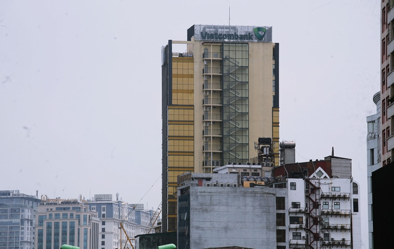 Đứng từ xa vẫn có thể trông thấy màu vàng nổi bật của tòa nhà này.