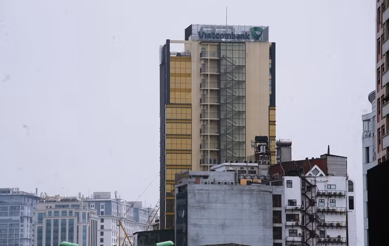 Đứng từ xa vẫn có thể trông thấy màu vàng nổi bật của tòa nhà này.