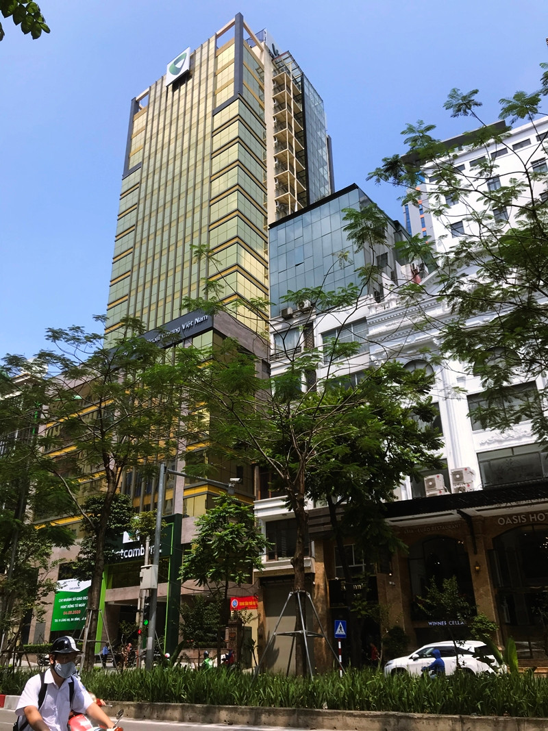 Tòa nhà trụ sở Vietcombank nằm ngay mặt đường Láng Hạ.