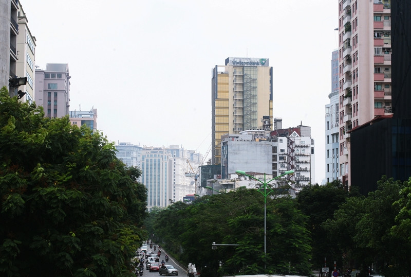 Tòa nhà trụ sở Vietcombank sừng sững giữa trung tâm Thủ đô lắp kính phản quang gây khó chịu xung quanh.
