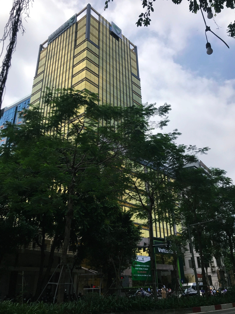Sau khi 2 tòa nhà “dát vàng” ở Đà Nẵng bị báo chí phản ánh, thì ở Hà Nội cũng xuất hiện một tòa nhà dùng kính phản quang gây ảnh hưởng đến người dân tương tự ở Đà Nẵng. Theo đó, tòa nhà này nằm tại số 11 Láng Hạ (Hà Nội), là trụ sở của Ngân hàng TMCP Ngoại Thương Việt Nam (Vietcombank).