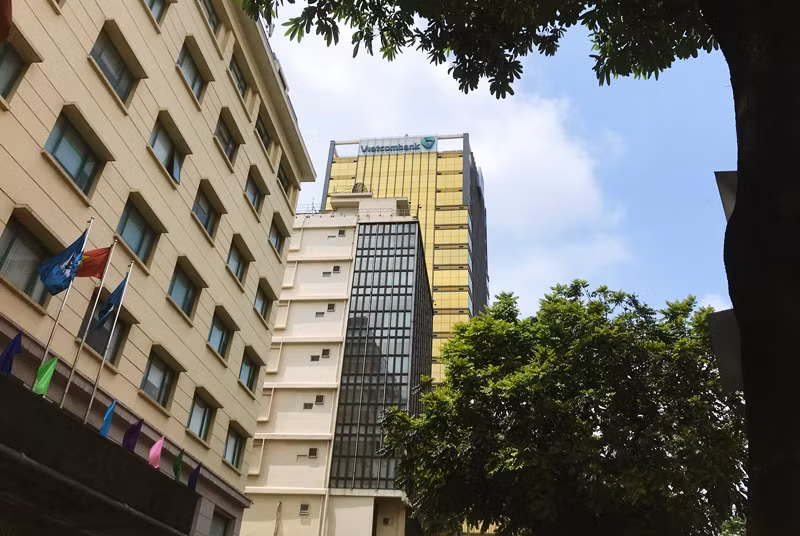 Cả 4 góc của tòa nhà đều được phủ kín kính phản quang màu vàng.