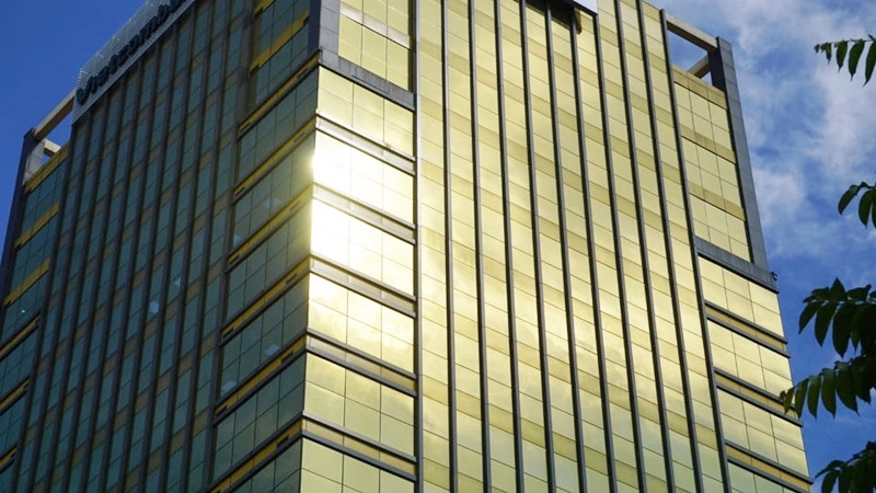 Di chuyển qua tòa nhà này bị ánh sáng phản chiếu rất khó chịu.