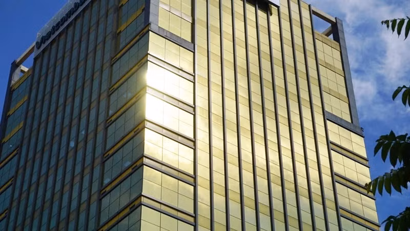 Di chuyển qua tòa nhà này bị ánh sáng phản chiếu rất khó chịu.