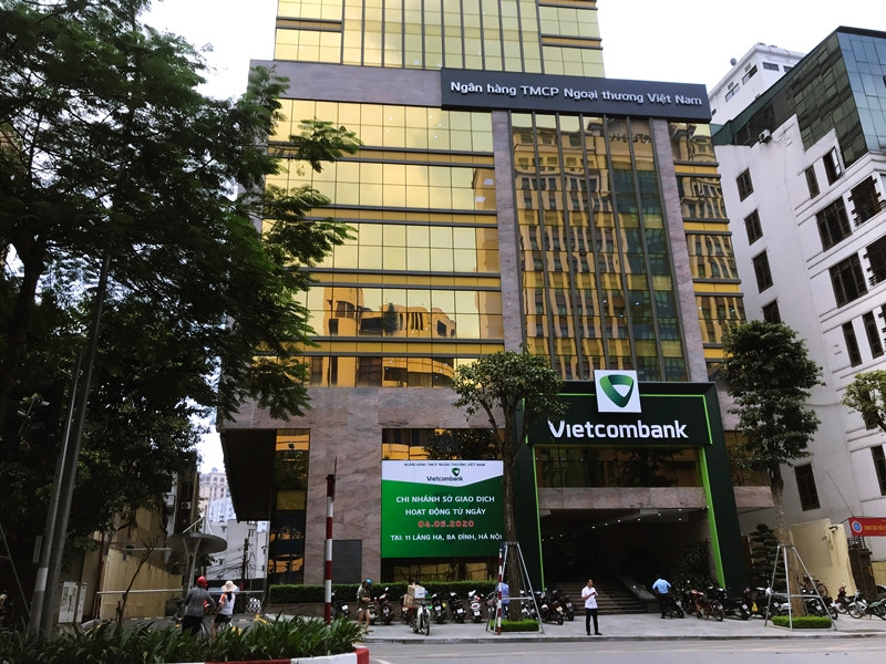 Màu vàng phản quang từ tòa nhà Vietcombank số 11 Láng Hạ khiến hầu hết người đi đường qua đây bị chói mắt, tỏa nhiệt ra các hộ dân xung quanh cho dù ở thời điểm này mới chỉ là đầu mùa hè.