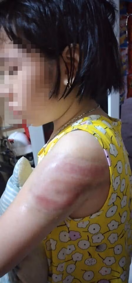 Phu huynh len mang to giao vien danh hoc sinh bam tay vi viet bai cham-Hinh-2