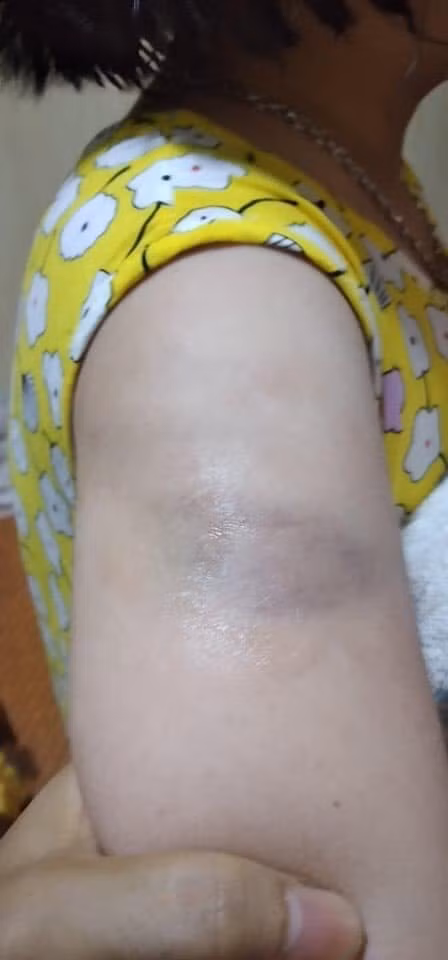 Phu huynh len mang to giao vien danh hoc sinh bam tay vi viet bai cham