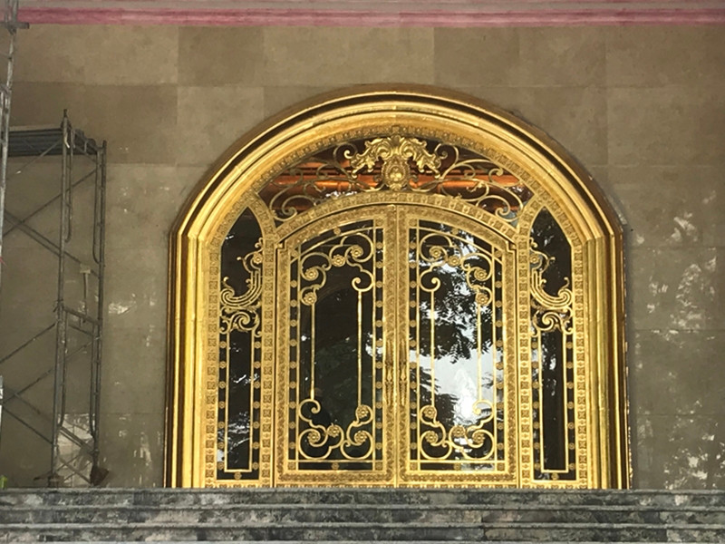 Các cánh cửa ra vào cũng đều được dát vàng với họa tiết tinh xảo.