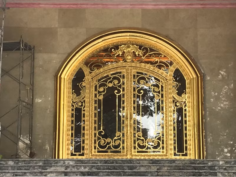 Các cánh cửa ra vào cũng đều được dát vàng với họa tiết tinh xảo.