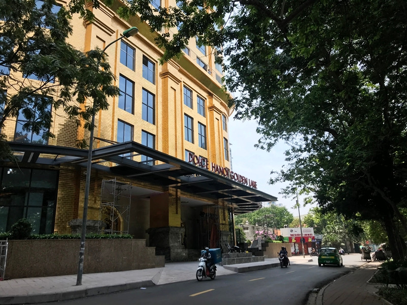 Từ chân đến nóc phía ngoài tòa nhà Hà Nội Golden Lake đều được dát vàng 24k nổi bật và gây sự chú ý với những người đi đường. Chủ đầu tư cho biết, khối đế được lát bằng những viên gạch men nhập khẩu của Nhật Bản được phủ vàng ròng 24K lên đến 5.000m2 theo tiêu chuẩn 7 sao đầu tiên tại Giảng Võ.