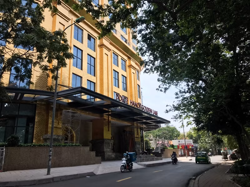 Từ chân đến nóc phía ngoài tòa nhà Hà Nội Golden Lake đều được dát vàng 24k nổi bật và gây sự chú ý với những người đi đường. Chủ đầu tư cho biết, khối đế được lát bằng những viên gạch men nhập khẩu của Nhật Bản được phủ vàng ròng 24K lên đến 5.000m2 theo tiêu chuẩn 7 sao đầu tiên tại Giảng Võ.