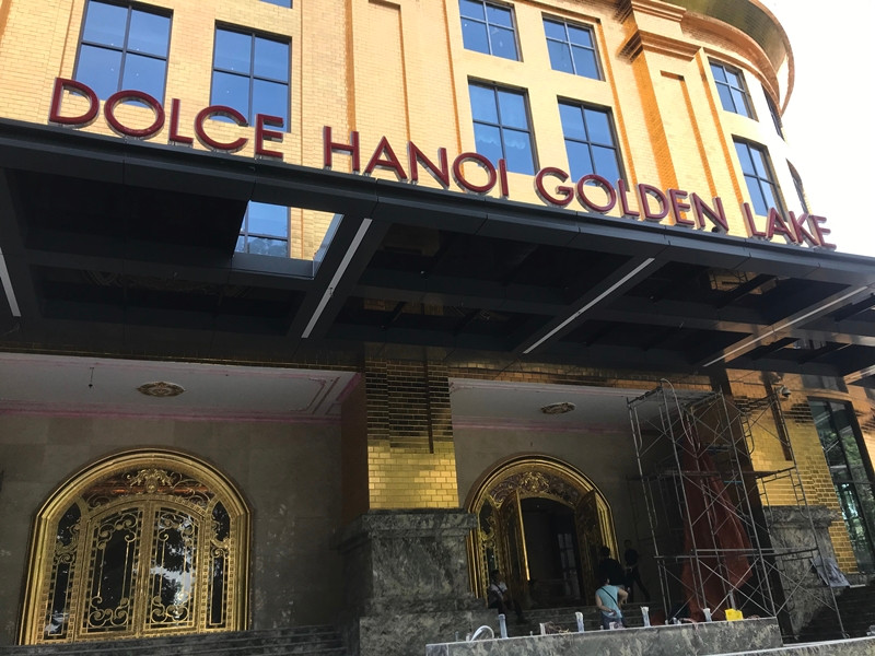 Màu vàng bóng loáng, sang trọng.