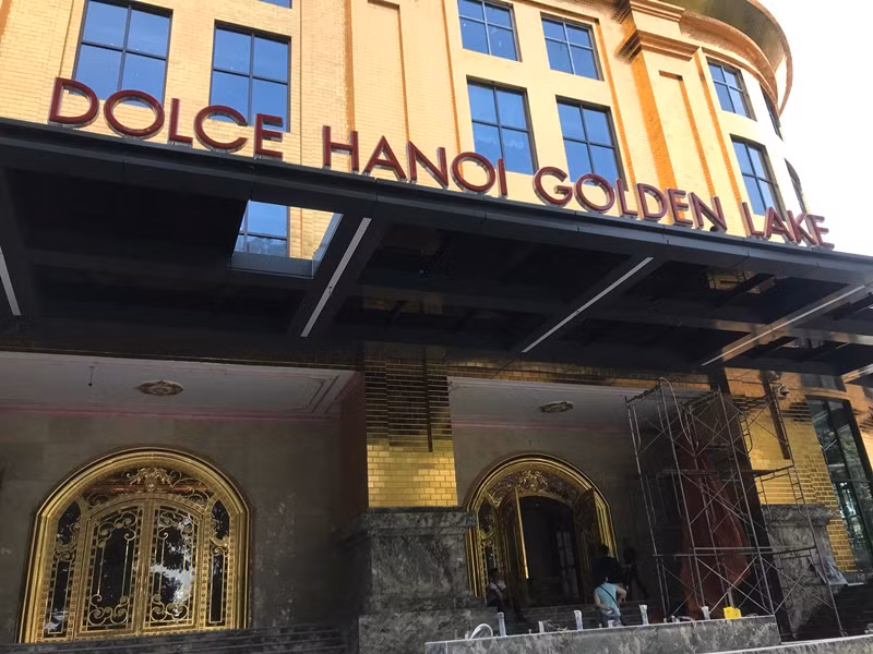 Màu vàng bóng loáng, sang trọng.