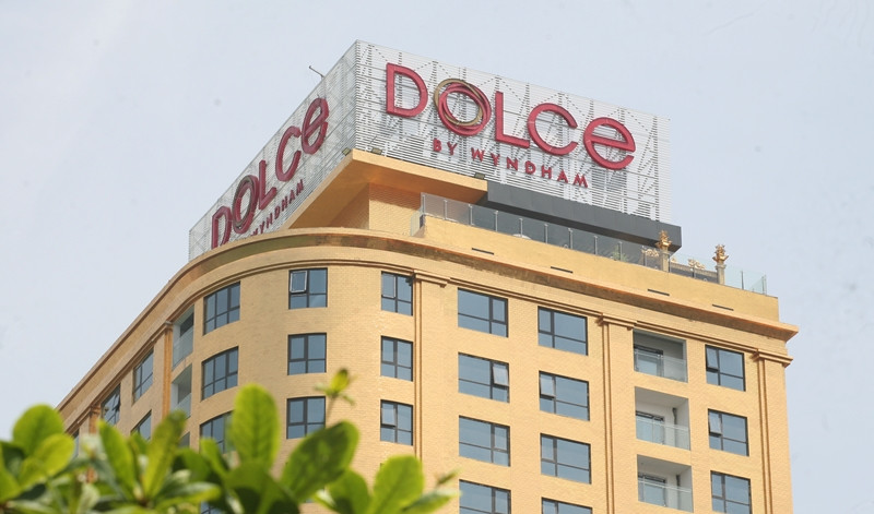 Hà Nội Golden Lake là khách sạn đầu tiên ở Hà Nội có bể bơi vô cực trên mái cũng được ốp bằng gạch phủ vàng.