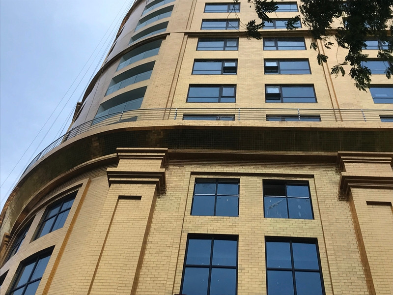 Khách sạn Hà Nội Golden Lake tọa lạc tại vị trí vàng B7 Giảng Võ, nhìn ra hồ Thành Công, 3 mặt giáp đường (phía Nam giáp phố Nam Cao, phía Tây giáp đường Trần Huy Liệu; phía Bắc giáp đường nội bộ và có tầm nhìn toàn cảnh hồ Giảng Võ).